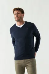 Sweater negro de manga larga con escote en V y logo bordado.