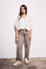 Jean de mujer color marrón topo, tiro medio, con corte barrel y puño doblado. Presenta costuras decorativas en la zona de las rodillas.