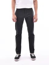 Pantalón de vestir negro de corte recto.