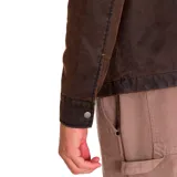 Chaqueta Caterpillar negra con cierre frontal, cuello clásico y bolsillo con cierre en el pecho izquierdo. Forro estampado con el logo de Caterpillar y bolsillo interior.