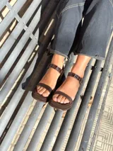 Sandalias de cuero color chocolate, con plataforma y hebilla.