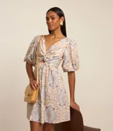 Vestido corto evasê confeccionado en tricolina con estampado abstracto de flores y líneas. Tiene escote corazón y mangas abullonadas.