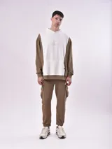 Pantalón de jogging negro con bolsillos laterales tipo cargo, corte ajustado y cintura con cordón.