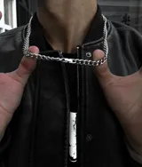 Cadena plateada de acero inoxidable con eslabones tipo cubano de 5mm de grosor y 65cm de longitud.