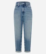 Pantalón mom confeccionado en jeans celeste, con cintura con trabillas dobles, cierre por botón y cremallera, bolsillos delanteros y traseros, y lateral desplazada.