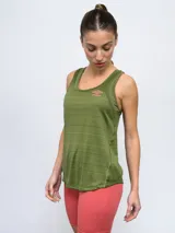 Musculosa deportiva negra de poliéster con logo Umbro estampado en el pecho.