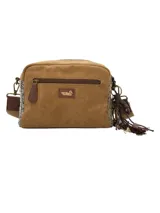 Cartera bandolera azul con diseño patchwork en tonos camel y café. Cuenta con cierre cremallera, múltiples bolsillos, correa removible y ajustable, llavero y forro interior 100% poliéster reciclado.