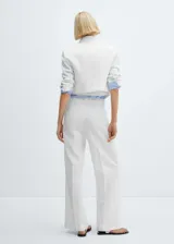 Pantalón de corte recto y tiro alto, color blanco con diseño minimalista.