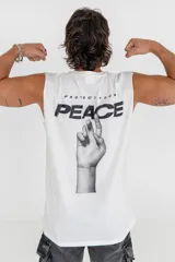 Musculosa blanca con estampa en la espalda con la frase "Protect Your Peace" y una mano haciendo el signo de la paz.