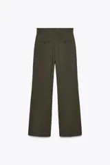 Pantalón de vestir color verde oscuro, de tiro alto con trabillas y pinzas delanteras. Presenta bolsillos laterales y falsos bolsillos traseros de vivo.