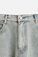 Pantalón relaxed fit confeccionado en denim de algodón celeste con efecto lavado. Cuenta con bolsillos frontales, traseros de plastrón y bolsillos multifunción en las perneras. El bajo es ajustable con trabilla. Cierre frontal con cremallera y botón.