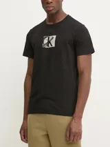 Remera negra de algodón con cuello redondo y mangas cortas. Presenta el logo de Calvin Klein estampado en el pecho dentro de un recuadro blanco con efecto desgastado.