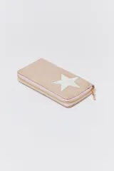 Billetera rectangular color rosa metalizado con cierre de cremallera y aplique de estrella plateada.