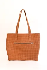 Cartera tipo tote bag de cuero color beige con textura tipo piel de cocodrilo. Tiene doble asa de hombro y un bolsillo externo con cierre.