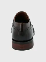Zapato de vestir marrón oscuro con cordones, estilo Oxford, con detalles de perforaciones y costuras en cuero.