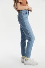 Pantalón jean celeste de tiro alto, corte mom tapered.