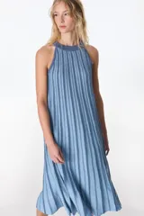 Vestido largo de tejido de punto en hilado fino con lurex, color verde claro con rayas verticales verde oscuro. Tiene cuello halter y silueta en A.