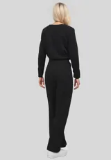 Pantalón negro de vestir, tiro alto, con corte recto y holgado.