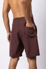 Short de baño color bordó, de corte recto y largo medio, con cordón de ajuste blanco en la cintura y pequeño parche con logo en la pierna derecha.