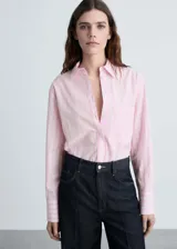 Camisa de mujer a rayas verticales rosas y blancas, de corte recto y manga larga con puños abotonados.