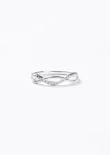 Anillo de plata 925 con diseño de infinito entrelazado, engastado con zirconias a lo largo de las bandas.