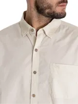 Camisa casual de hombre RKF Galiton, color amarillo claro, de manga larga ajustable con botones de madera. Confeccionada en popelina 100% algodón orgánico, con bolsillo de pecho con logo bordado y protección UV 20+.