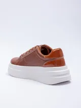 Zapatilla de poliuretano color marrón, con diseño de plataforma y detalles texturizados.