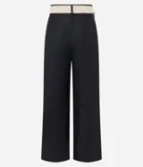 Pantalón wide leg verde oliva de cintura alta, confeccionado en viscolino, con trabillas en la cintura, cierre tradicional y pliegues. Incluye cinturón de rafia artificial.