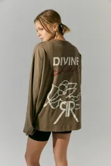 Remerón manga larga color marrón con estampa en serigrafía en frente y espalda con un cupido y el texto "Divine Chaos".