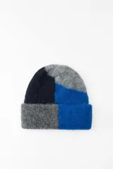 Gorro tipo beanie tejido con alpaca, con diseño de bloques de color en gris, azul y azul marino.