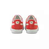 Zapatillas de gamuza verde con la icónica tira de PUMA en el lateral y etiqueta tejida en la lengüeta.