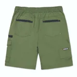 Short cargo color beige con bolsillos laterales y traseros, cierre con cremallera y botón, cintura elástica con cordón. Etiqueta tejida con logo CAT en el bolsillo izquierdo.