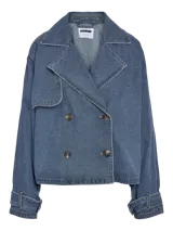 Campera de denim corta color celeste, con cuello tipo biker, cierre cruzado con doble hilera de botones y diseño sin forro.