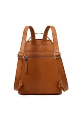 Mochila negra con diseño acolchado y pespuntes verticales. Tiene un bolsillo frontal con cierre y el logo de la marca bordado.