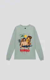 Remera verde agua de manga larga con corte oversize y hombros caídos. Estampado frontal con el texto "Rambo" en rojo y negro, y un cuchillo.