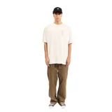 Remera blanca de manga corta con logo de Element Skate Co. estampado verticalmente en el frente.