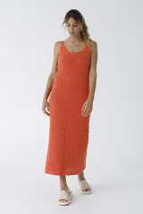 Vestido midi tejido color naranja, con breteles finos y diseño calado.
