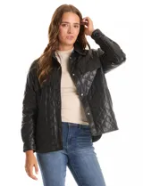 Chaqueta tipo camisa (shacket) de eco cuero color beige, con diseño acolchado en rombos, cuello camisero, botones frontales y dos bolsillos de parche en el pecho.