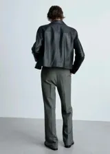 Pantalón de pana gris, de corte recto, con cintura elástica y tiro alto.