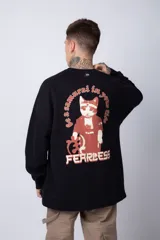 Buzo color crema de corte oversize confeccionado en tela friza con cuello redondo y puños y cintura acanalados. Presenta un pequeño bordado en el frente y un estampado grande en la espalda.