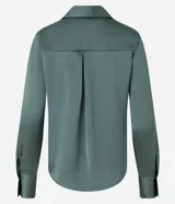 Camisa de satén color verde oliva, de manga larga con puños abotonados y cuello inglés.