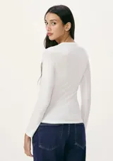 Camiseta de manga larga color gris, de corte ajustado y cuello redondo.