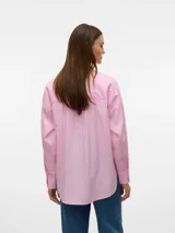 Camisa oversize a rayas verticales rosas y blancas, de calce relajado, con cuello clásico y mangas largas.