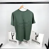 Remera de algodón color verde con doble estampado gráfico.