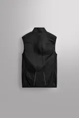 Chaleco negro de tejido técnico con estructura ripstop y ligero acolchado interior. Cuello alto ajustable con elástico, manga sisa, bolsillos de seguridad con cremallera en pecho y cadera, acabados con cinta elástica, cierre frontal con cremallera y logo estampado en el bajo.