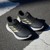 Championes Adidas Runfalcon 5, color negro con detalles dorados y suela blanca, ideales para running.
