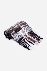 Bufanda tejida a cuadros en tonos azul marino, celeste, gris y beige, con flecos en los extremos.