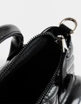Cartera city negra acolchada con efecto craquelado, asas cortas de mano y correa larga regulable desmontable.