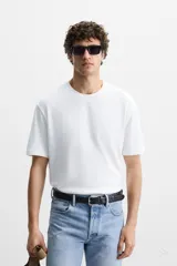 Camiseta marrón de punto de algodón, corte recto, cuello redondo y manga corta con terminaciones en rib.