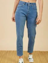 Pantalón de jean celeste de corte recto.